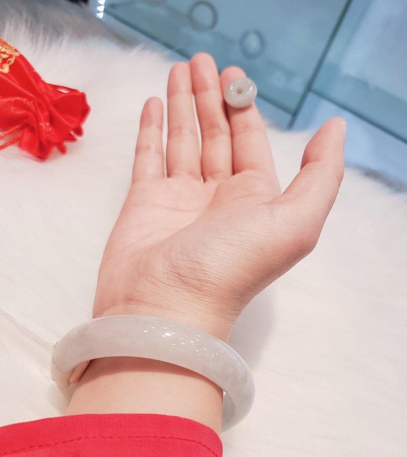 Phối trang sức ngọc với phong cách công sở