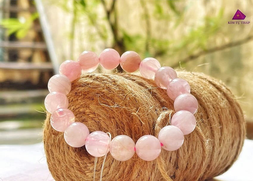 Đá thạch anh hồng giúp chữa lành và làm dịu tâm trí