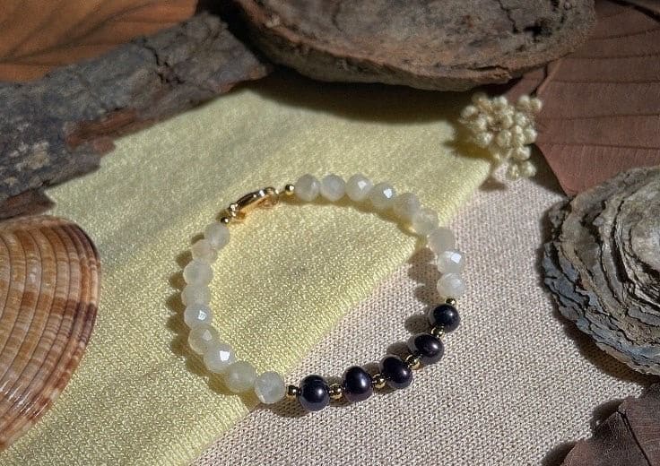 Đá mặt trăng xoa dịu cảm xúc tiêu cực và mang đến sự bình an