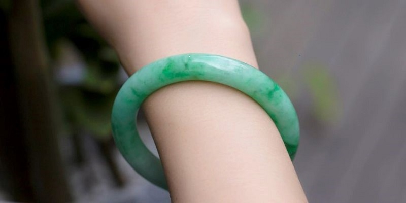 Việc đeo ngọc hàng ngày mang đến nhiều lợi ích về tinh thần và năng lượng