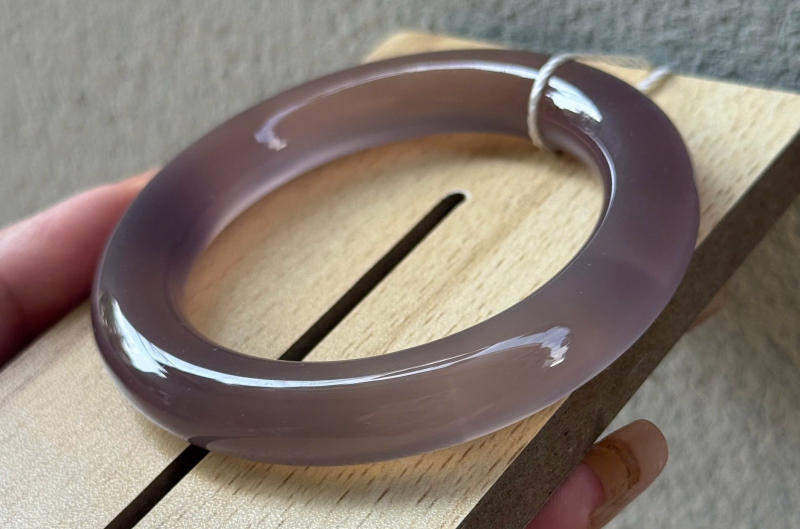 Nên đeo vòng ngọc tay phải khi muốn xua tà khí và bảo vệ sức khoẻ