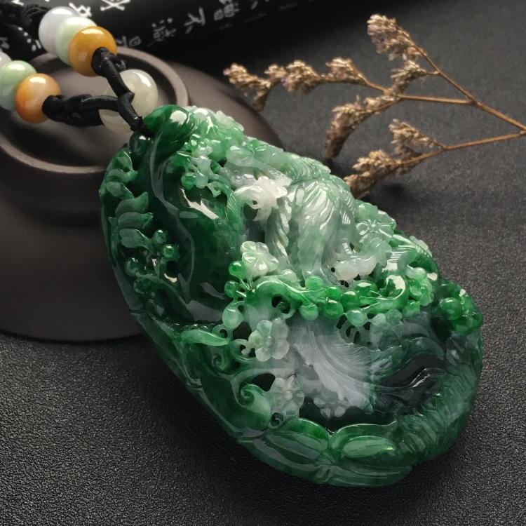 Ngọc phỉ thúy tượng trưng sự sung túc phù hợp để làm quà Tết