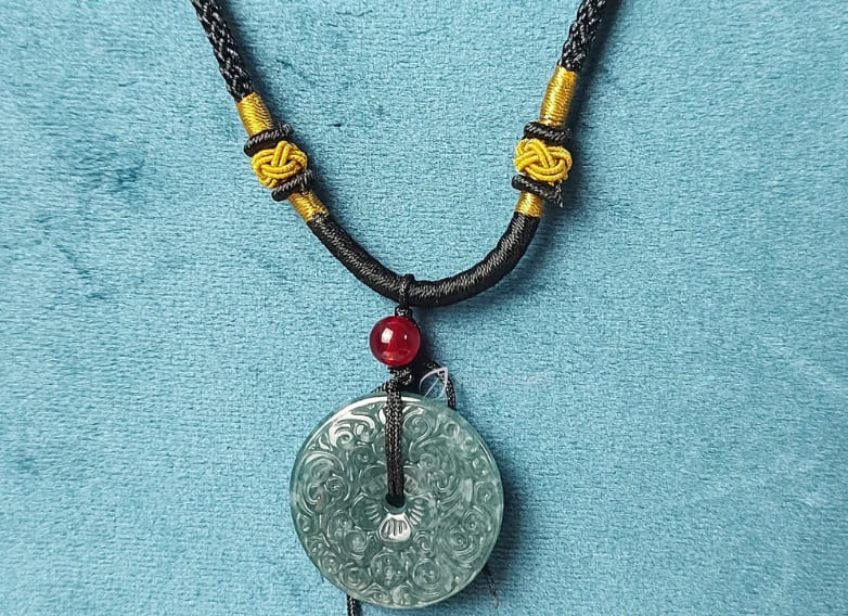 Dây chuyền ngọc điêu khắc phong cách quiet luxury