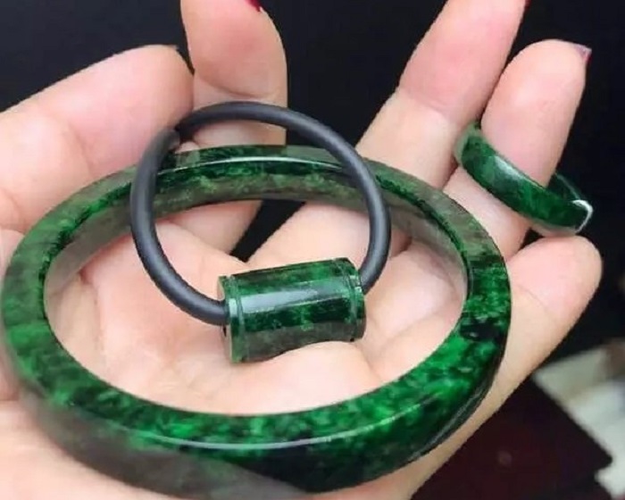 Vòng tay ngọc phỉ thúy sơn thủy giúp chiêu tài và ổn định sự nghiệp