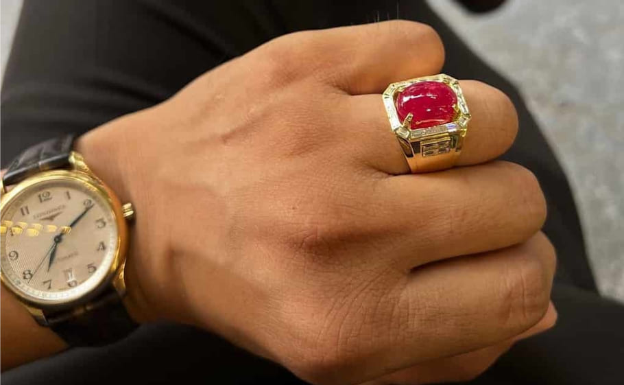 Chia sẻ các vị trí đeo nhẫn ngọc dành cho doanh nhân thành đạt