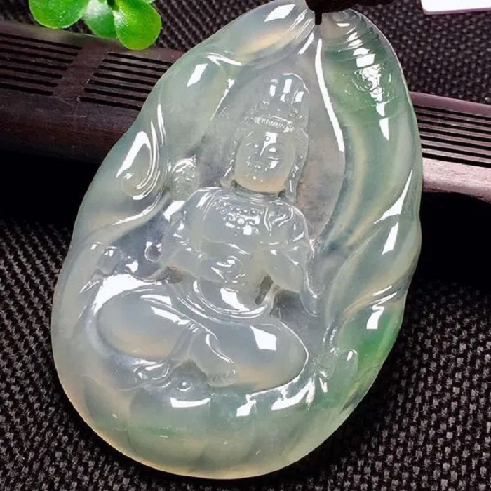 Ngọc phỉ thúy ép màu chất lượng thấp, có thể bị phai màu dần theo thời gian