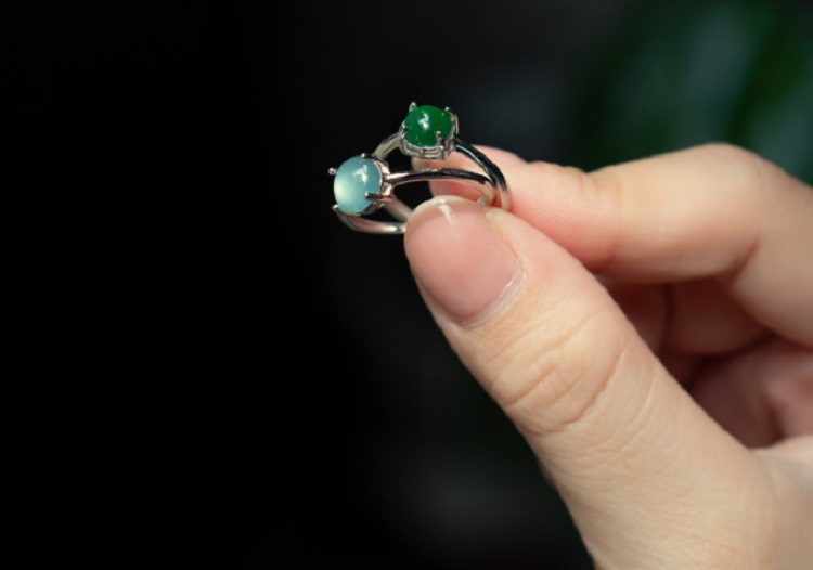 Chia sẻ cách phân biệt ngọc phỉ thúy tự nhiên với phỉ thúy ép màu