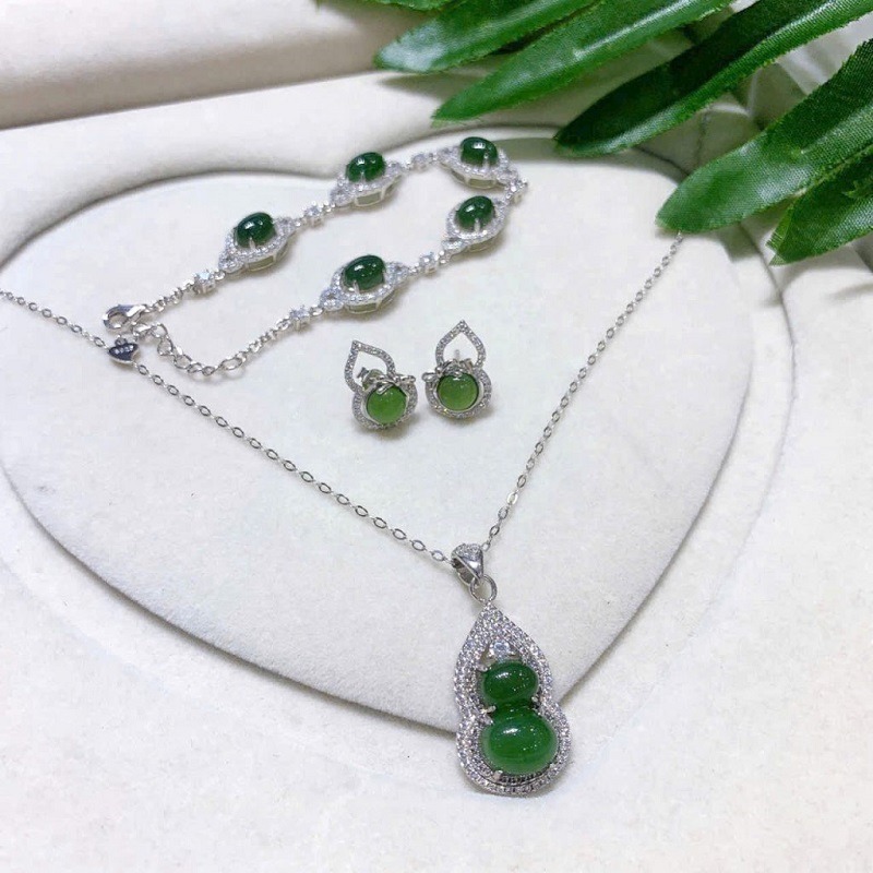 Vòng ngọc hòa điền tặng quà kỷ niệm ngày cưới kim cương