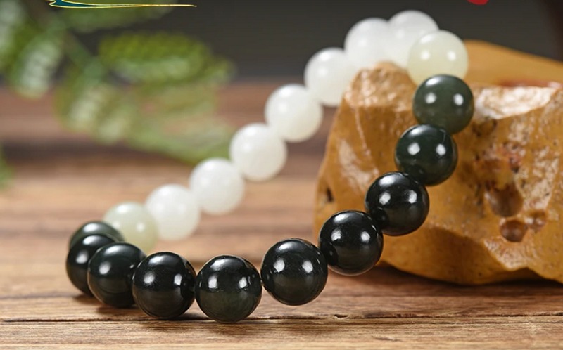 Vòng ngọc hòa điền sang trọng