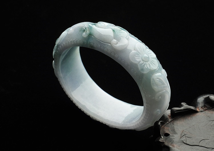 Trang sức ngọc tự nhiên tỉ mỉ và tinh xảo