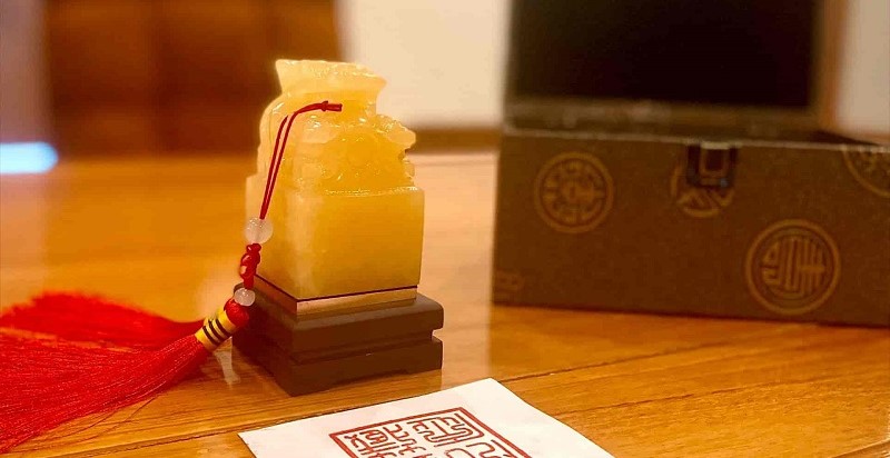 Con dấu bằng ngọc đặt trên bàn làm việc mang năng lượng tích cực, công việc thuận lợi