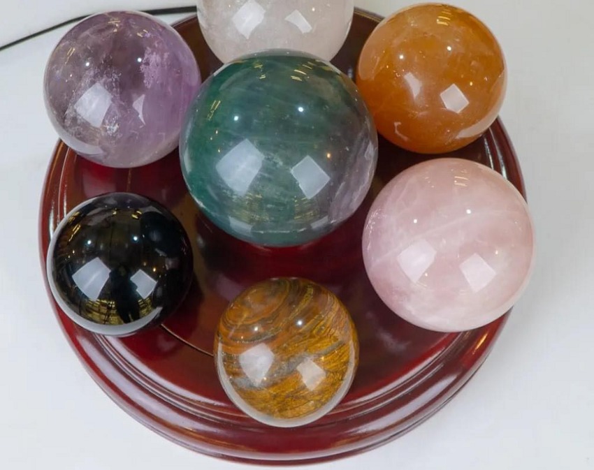 Quả cầu ngọc đặt trên bàn làm việc giúp tăng cường trí tuệ và sự sáng suốt